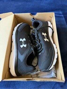 Under Armour Black & White Big Boy's 5.5 UA BGS Assert Sneakers